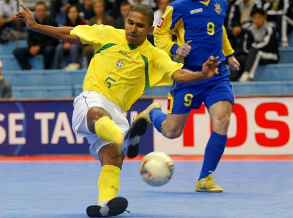 Conheça o Falcão do futsal down 